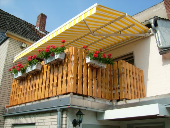 balkon gestalten schattenspender markise gelb streifen