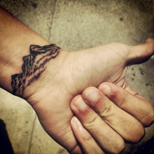 tattoo am handgelenk ideen für männer berge
