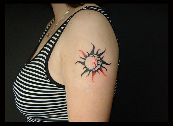 tattoos bilder ideen für tattoo oberarm sonne schwarz rot